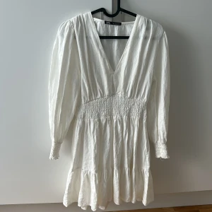 Zara klänning  - Klänning köpt på zara förra sommaren. Den är använd 1 gång då den inte kommit till användning. Strl M men passar också som en S. Skriv för fler frågor och bilder.