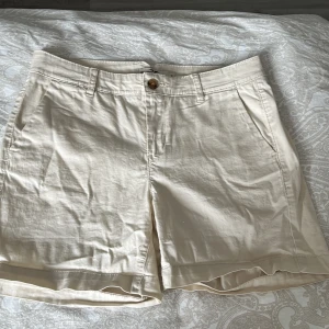 Beiga shorts  - Jättefina beiga shorts i nyskick 