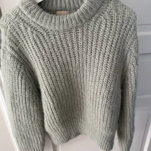 Gröngrå stickad tröja - Superfin och skön stickad tröja i alpaca. Fint material och mycket bra skick. Storlek L men passar bra på mig som i vanliga fall är S. Skriv privat för fler bilder eller frågor 💓