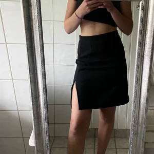 Svart kjol - Supersnygg svart kjol i storlek M🙌🏼 högmidjad och med slits på vänster ben. Grym med ett par klackar till🤩