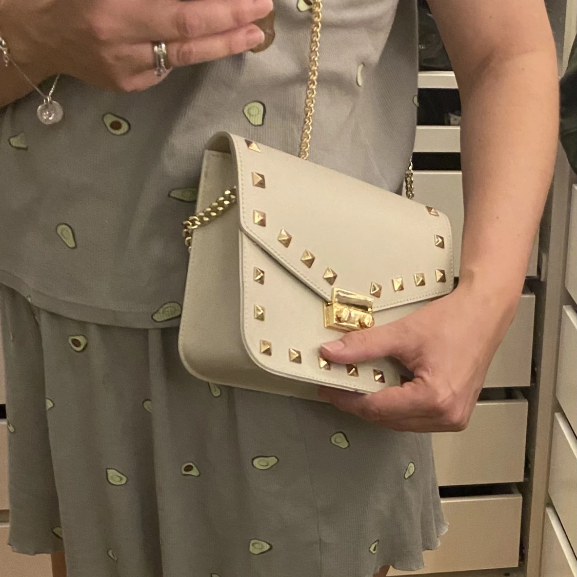 Axelbandsväska med nitar - 91