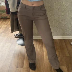 Lågmidjade kostymbyxor  - Säljer mina lågmidjade kostymbyxor. I storlek S. Använd en gång, så väldigt fint skick 