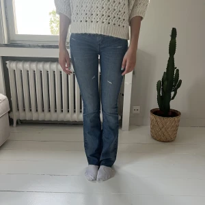 Jeans - Säljer dessa jeans jag köpte second hand. Finns en defekt på byxan så om du vill ha bild skicka privat!!❣️❣️