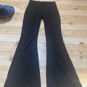 Yogapants‼️💕 - Yogapants i mockaliknande material😘har sytt ihop ett hål på baksida lår, se bild 3💕 köparen står för frakt 