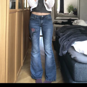 Blommiga y2k jeans - Sjukt söta jeans som passar perfekt till sommaren/våren🌸De är butcut och low waist. Skulle säga att de är storlek 27 ungefär, men passar en en storlek mindre eller större då de är otroligt stretchiga🥰Tveka inte att höra av dig🫶🏼