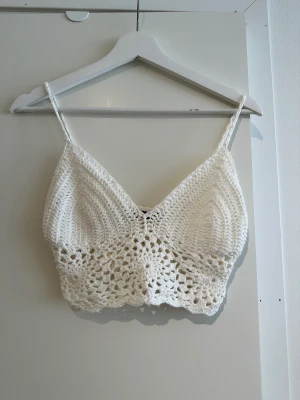 Virkad topp - Virkad crop-top. 50 kr exkl frakt. 
