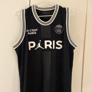 PSG JORDAN BASKETTRÖJA - Baskettröja från Jordan x PSG collab 2017. Knappt använd, i nytt skick