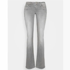 Ltb jeans valerie - Säljer dessa poppis jeans ifrån Ltb. Så snygga! Två små slitningar som syns på tredje bilden, de syns inte alls mycket, förutom de är de i perfekt skick. Har inga bilder på!!!!💕🥰