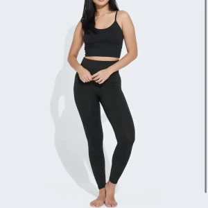 Svart träningsset  - Säljer mitt svarta träningsset, aldrig använt då de inte kommer till användning. Toppen 199 kr och tajtsen 199 men säljer för 279 kr. 