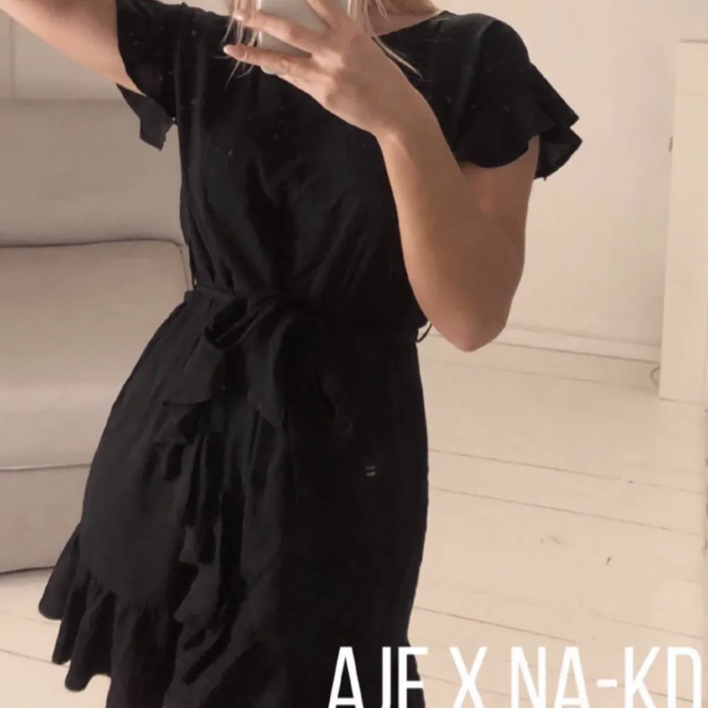 Säljer denna svarta klänning från AFJ x NAKD då den tyvärr har blivit för liten för mig.  Storlek S. Använd men i fint skick! Köparen står för frakten.. Klänningar.