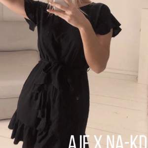 Säljer denna svarta klänning från AFJ x NAKD då den tyvärr har blivit för liten för mig.  Storlek S. Använd men i fint skick! Köparen står för frakten.