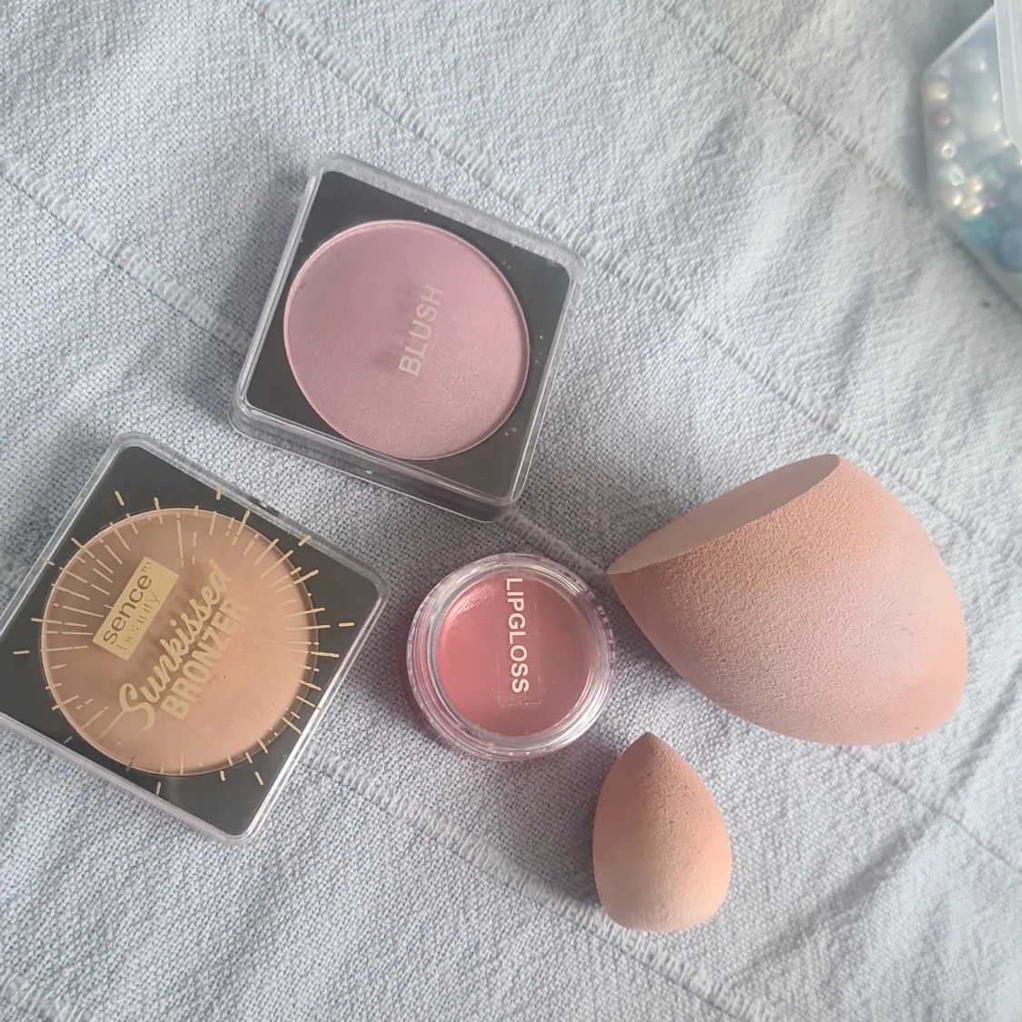 Smink som är bra. Ett stort packet med smink som är väldigt finnt och naturligt