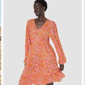 Söker den här klänningen i st 38-40. Jag är villig att betala mer än 399kr som den säljs för, hör av er! 😉