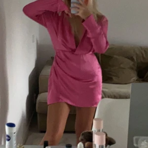 Klänning - Rosa satin klänning från zara i använt skick, köparen står för frakten💕
