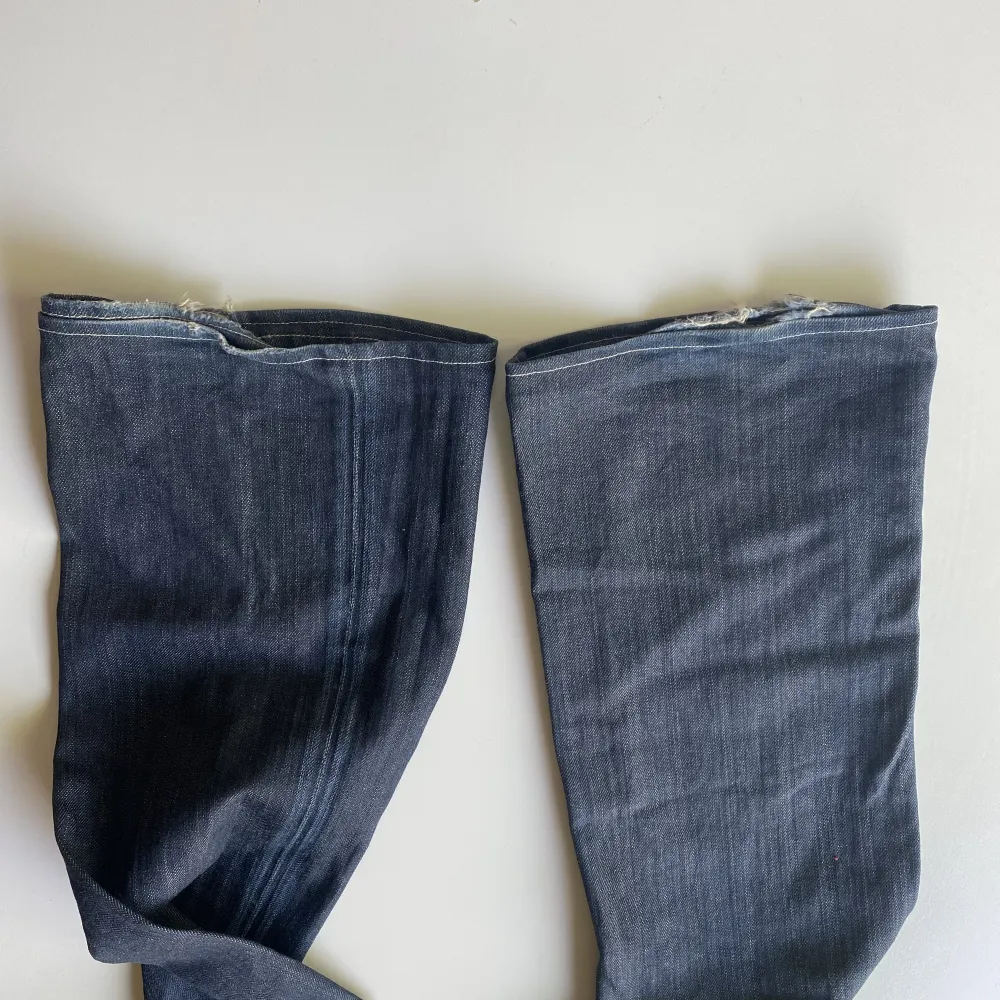 Så nice lågmidjade bootcut från ”Rock & Republic” köpta vintage! Något slitna längst ned (se sista bilden)  Midjemått (mätt rakt över jeansen): ca 38 cm Innerbenslängd: ca 89 cm. Jeans & Byxor.