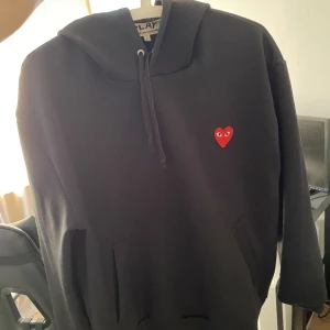 commes des garcons play hoodie  - Säljer nu min cdg hoodie