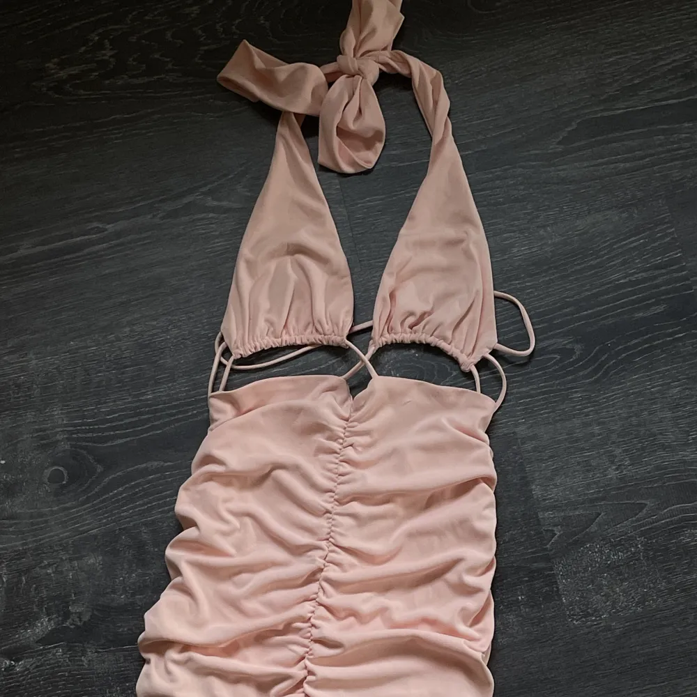En riktig party-klänning från Zara i en magisk färg (bilden tar inte riktigt upp färgen) i korall/rosa. (Bild 1 från hemsidan). Klänningar.