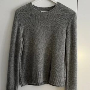 Stickad tröja från From Future - Kashmirtröja från From Future. Använd en gång, som ny. Nypris ca 1500. 