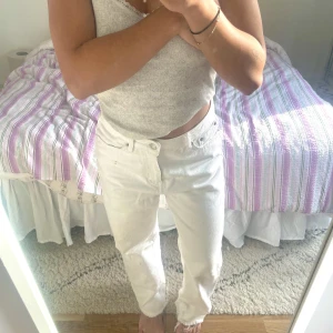 Vita jeans  - Vita raka jeans från NA-KD. 