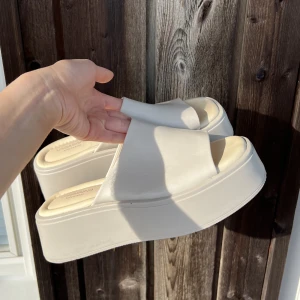 Courtney Sandaler Vagabond  - Courteney sandaler från vagabond med platå. Storlek 37, jag upplever de som stora i storleken. Använda sparsamt. Älta läder, pris på vagabonds hemsida 1000kr