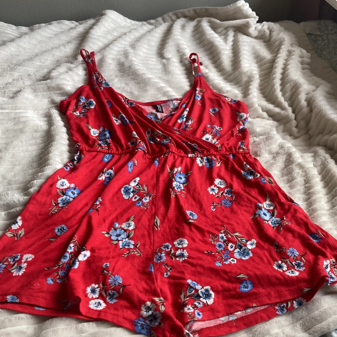 Röd blommig Jumpsuit✨