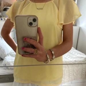 Söt sommar topp - Gul söt sommar topp köpt secondhand🥰 