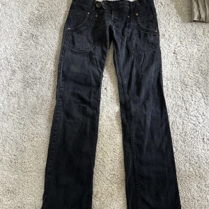 Jeans  - Lågmidjade bootcutjeans från replay, köpta second hand men det är i fint sick. Skulle beskriva färgen som lite urtvättad svart. Skulle passa någon som är 165. Skriv om du har fler frågor eller vill ha mer bilder!🫧💛