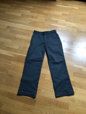 Dickies 874 - Hej säljer ett par Dickies 874 för andvänder inte dem kostar 650-750 kr nya skriv för fler frågor har nån fläck på byxan också😃