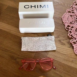 Chimi #001 Guava - Ett par jättefina glasögon i nyskick. Färgen passade inte mig, kan även tänka mig byte mot gråa 001.