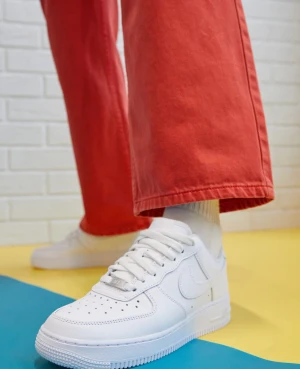 Nike Air Force - Säljer mina helt nya, oanvända Air Force 1’s. Originalförpackning kommer med.  Storlek 37.5  Ordinarie pris 1145;- 