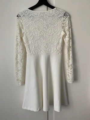 Klänning  - Säljer en vit klänning. Perfekt klänning för student, skolavslutning etc. Något lite större urringning. Använd en gång. 