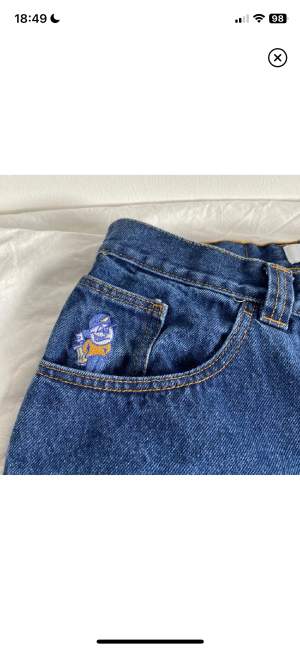 Baggy jeans från polar skate modellen är 93 denim. Storlek 32/30. Pytte slitna längst ner, inget man märker av.