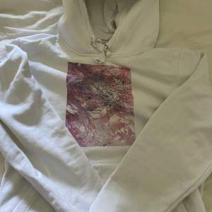 Vit hoodie med rosa tryck