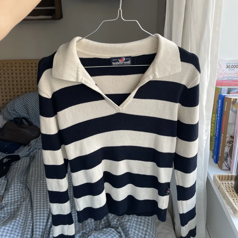 Snygg randig tröja köpt vintage i Köpenhamn! Fortfnade väldigt fint skick! Kan inte hitta vilken storlek men passar mig som bär XS-M i vanliga fall💌. Stickat.