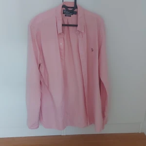 Ralph lauren oxford slim L  - Härligt rosa färg till sommarens alla dagar. Är för stor för mig då jag käkar mindre o jobbar mer 😅