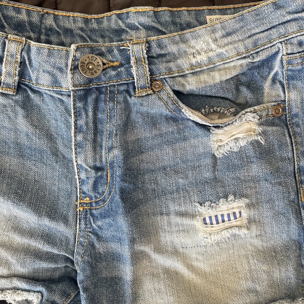 Säljer dessa jeansshorts från lager157 på grund av de är för små för mig. Det är storlek 160, fina shorts överlag.. Shorts.