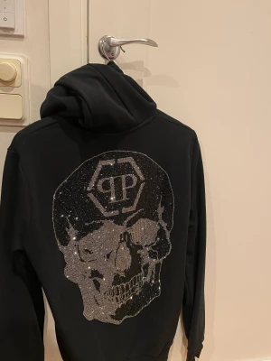Philip Plein Hoodie - Tjena, säljer nu min Philip Plein hoodie storlek S. Tröjan är i fint skick och original lådan finns fortfarande kvar. Vid snabb affär kan jag även gå ner lite i pris. Skicka gärna iväg ett meddelande om du har frågor!