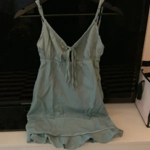 Grön/turkos trendig sommar klänning/linne - Köpte denna här på Plick och den har aldrig använts innan men jag tycker att den är så fin och skön, vacker och passar verkligen min stil så mycket men jag måste börja spara lite pengar så tyvärr, annars sitter den jätte fint på mig som normalt är s!! 👌😍💕