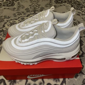 Nike AIR MAX 97 (GS)  - Säljer mina nike air Max 97 (GS) i storlek 36,5 då dem är för små på mig och inte min still endast använda 2 gånger.  (Köpta från Nikes hemsida) Finns i Malmö annars går det att frakta men köparen står för frakten. ☺️