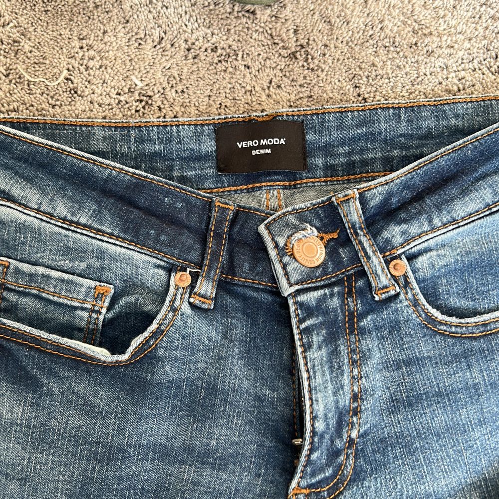 Säljer ett par helt oanvända lågmidjade bootcut jeans från Veromoda😊. Jeans & Byxor.