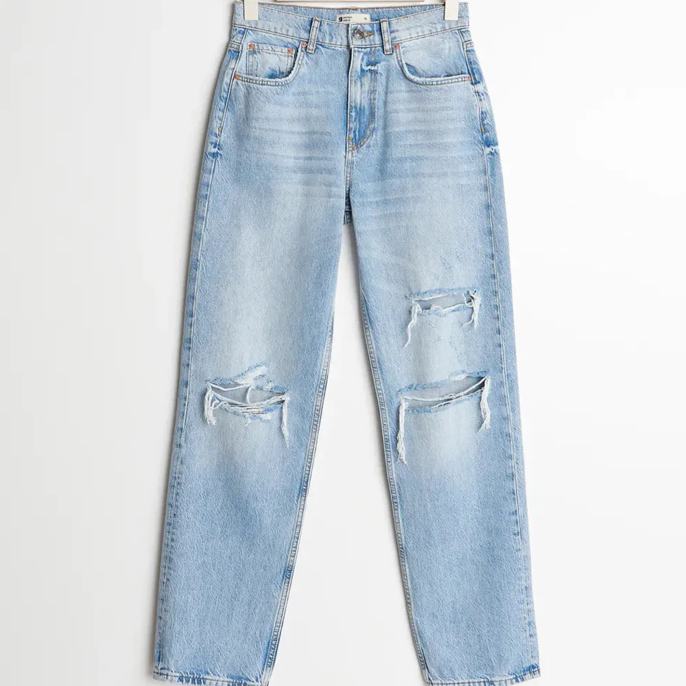Blåa straight leg jeans med hål ifrån Gina. Passar folk som är imellan 150-160cm skulle jag säga. ( nypris 600 ) Kom privat för mer bilder💕💕. Jeans & Byxor.
