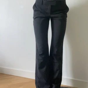Lågmidjade kostymbyxor - Lågmidjade kostymbyxor från stockholm LM, långa! Strl 36L uppskattar till s, kanske passar liten m💕💕midja rakt över: 39cm, innerbenslängd: 86cm🫶🏼