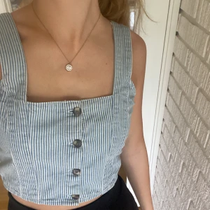 Denim topp från Monki - Jättesöt topp från Monki! Den har aldrig kommit till användning, därav sitter prislappen fortfarande kvar. En perfekt topp nu till sommaren!🌸 Nypris: 250 kronor