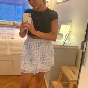 blommig volangkjol! - skön, gannska kort kjol:) dock nedsydd i midjan så ”midjedelen” kan bli dubbelt så lång!