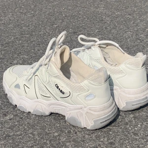 Vita skor  - Vita y2k skor storlek 39 men passar 37. Bekväma men tyvärr växte jag ut dom. Bra skick och dom håller sig vita. -Dom är vitare än på bilderna- priset kan diskuteras🤍🤍