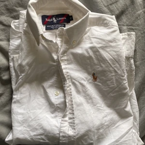Vit Ralph Lauren skjorta barnstorlek - Vit Ralph Lauren skjorta i barnstorlek 12 år. Perfekt skick. 200 kr