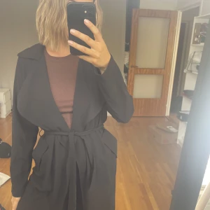 Lång trenchcoat  - Lång trenchcoat från Bikbok.