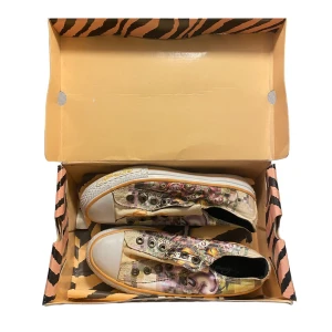 Ed hardy sneakers - Coola low top sneakers från ed hardy, storlek 36, storleken stämmer skulle jag säga, lite smutsiga på under sidan men går lätt att få bort, cond 8/10