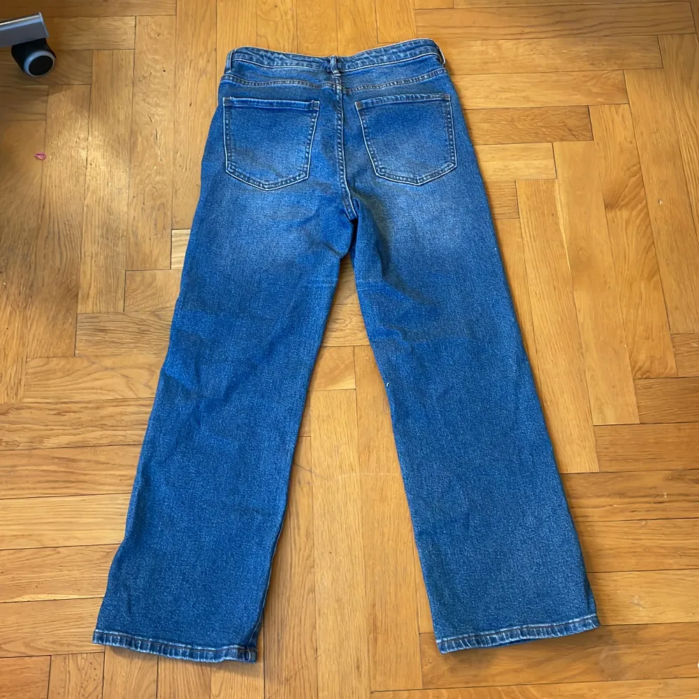 Säljer två par exakt likadana blåa jeans från kapphal i stl 38, använda några få gånger så är i nytt skick.  350kr för ett par 600kr för båda. Jeans & Byxor.