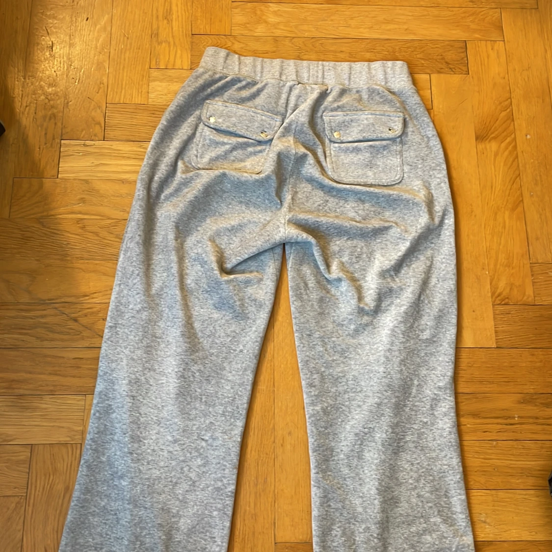 Grå juicy couture byxor - 90